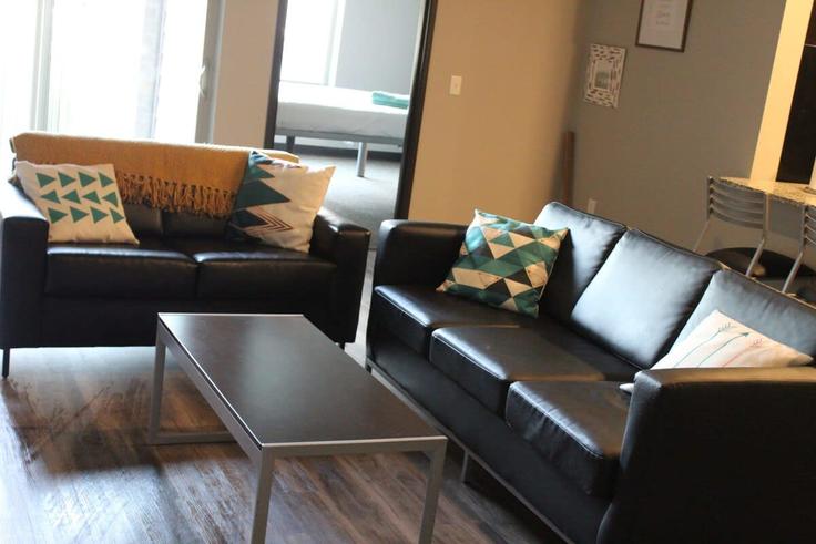 Elegante sala de estar con mobiliario moderno en un apartamento en Building South 4th Street - vectortravel-guesty - 1261664 - USA en Ames, Ames