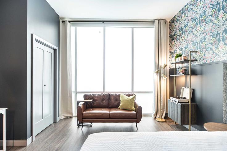 Sala de estar elegantemente projetada com móveis modernos em um apartamento no Building Martin Luther King Junior Boulevard - vectortravel-guesty - 1356287 em Macon, Macon Sala de estar elegantemente projetada com móveis modernos em um apartamento no Building Martin Luther King Junior Boulevard - vectortravel-guesty - 1356287 em Macon, Macon