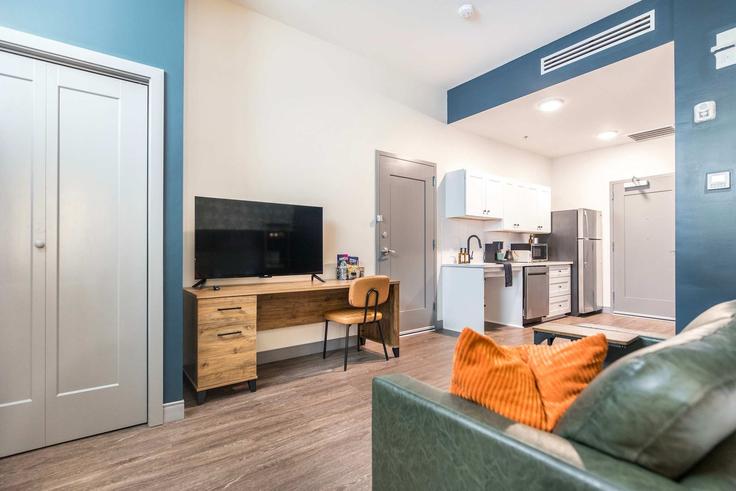 Sala de estar elegantemente projetada com móveis modernos em um apartamento no Building Martin Luther King Junior Boulevard - vectortravel-guesty - 1356313 em Macon, Macon