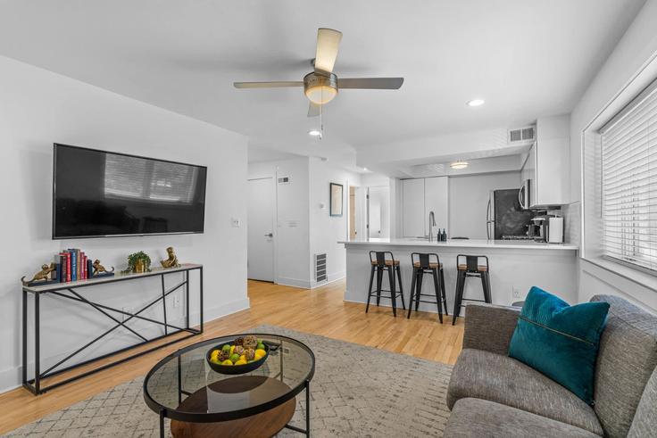 Elegante sala de estar con mobiliario moderno en un apartamento en Building Crescent Avenue Northeast - vectortravel-guesty - 1356288 en Atlanta, Atlanta