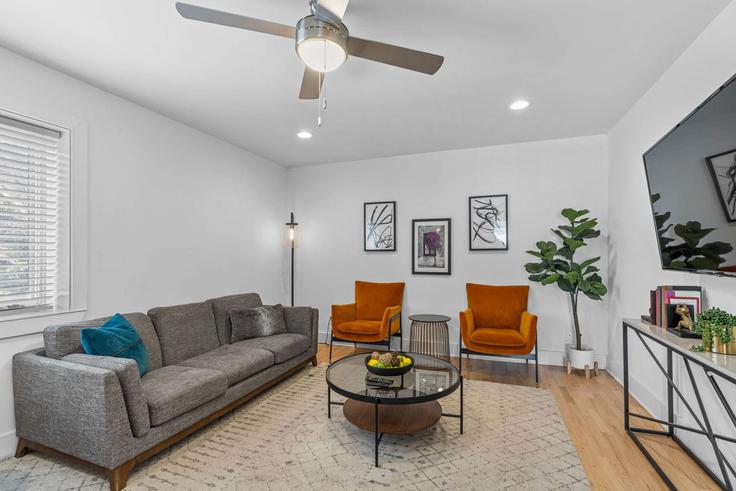 Salle de séjour élégante avec mobilier moderne dans un appartement à Building Crescent Avenue Northeast - vectortravel-guesty - 1356314 à Atlanta, Atlanta