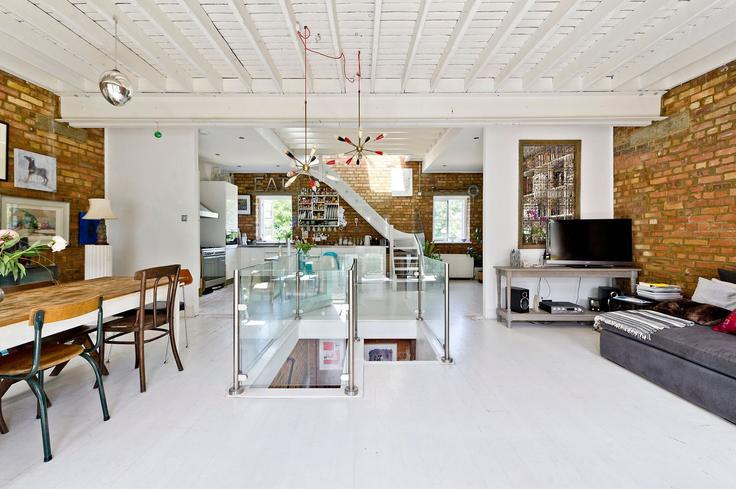 Elegant gestaltetes Wohnzimmer mit moderner Einrichtung in einer Wohnung im Building Fairbridge Road - veeve - 397763 - LON in London Borough of Islington, London