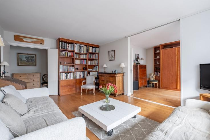 Building Rue de Lourmel - veeve - 1011104 - PAR adresindeki bir dairede modern mobilyalarla zarif bir şekilde tasarlanmış oturma odası 15th arrondissement, Paris
