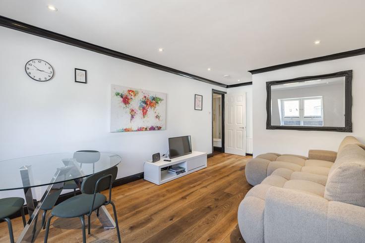 Sala de estar elegantemente projetada com móveis modernos em um apartamento no Building Floral Street - veeve - 1281191 - LON em City of Westminster, London