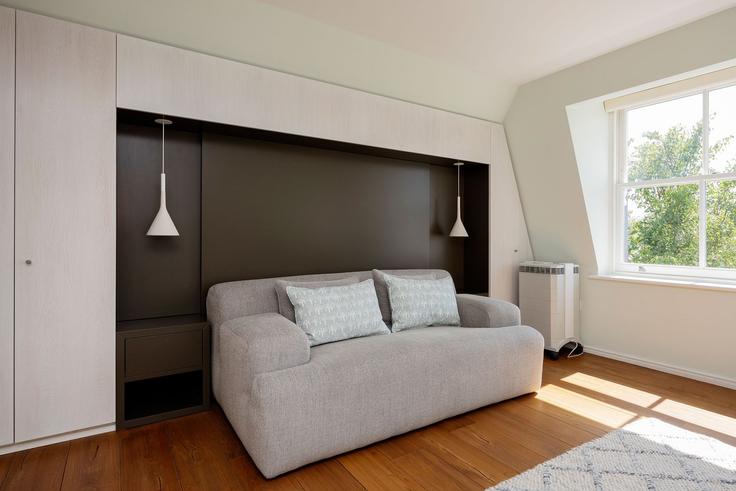 Elegante sala de estar con mobiliario moderno en un apartamento en Building Bassett Road - veeve - 1281142 - LON en Royal Borough of Kensington and Chelsea, London Elegante sala de estar con mobiliario moderno en un apartamento en Building Bassett Road - veeve - 1281142 - LON en Royal Borough of Kensington and Chelsea, London