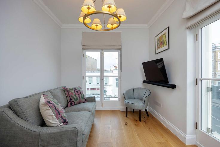 Elegant gestaltetes Wohnzimmer mit moderner Einrichtung in einer Wohnung im Building Bedford Gardens - veeve - 1351570 in Royal Borough of Kensington and Chelsea, London Elegant gestaltetes Wohnzimmer mit moderner Einrichtung in einer Wohnung im Building Bedford Gardens - veeve - 1351570 in Royal Borough of Kensington and Chelsea, London
