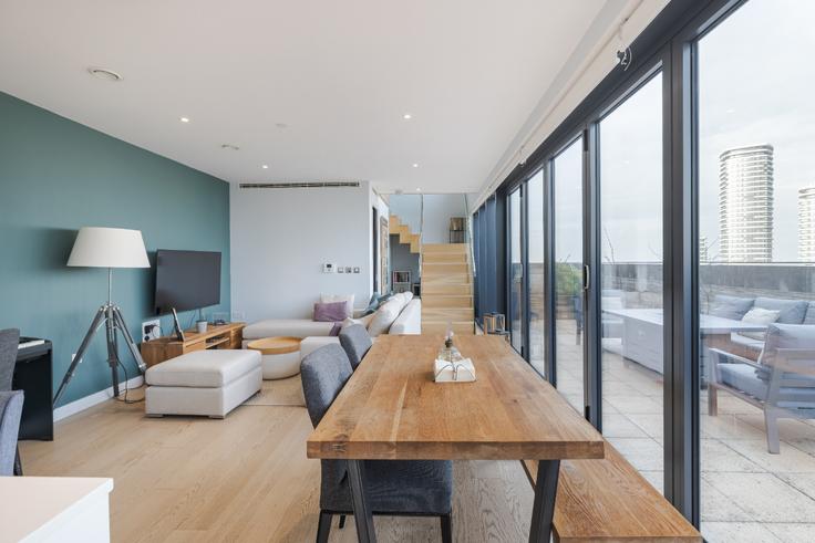 London London Borough of Tower HamletsのBuilding Yabsley Street - veeve - 1436049のアパートメントにある、モダンな家具を備えたエレガントなデザインのリビングルーム London London Borough of Tower HamletsのBuilding Yabsley Street - veeve - 1436049のアパートメントにある、モダンな家具を備えたエレガントなデザインのリビングルーム