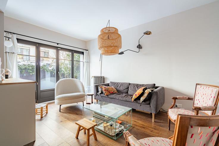 Sala de estar elegantemente projetada com móveis modernos em um apartamento no Building Villa des Écoles - veeve - 1436585 em Boulogne-Billancourt, Boulogne-Billancourt