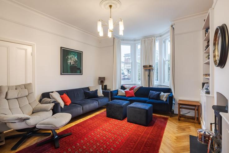 Sala de estar elegantemente projetada com móveis modernos em um apartamento no Building Englefield Road - veeve - 1475271 em London Borough of Hackney, London