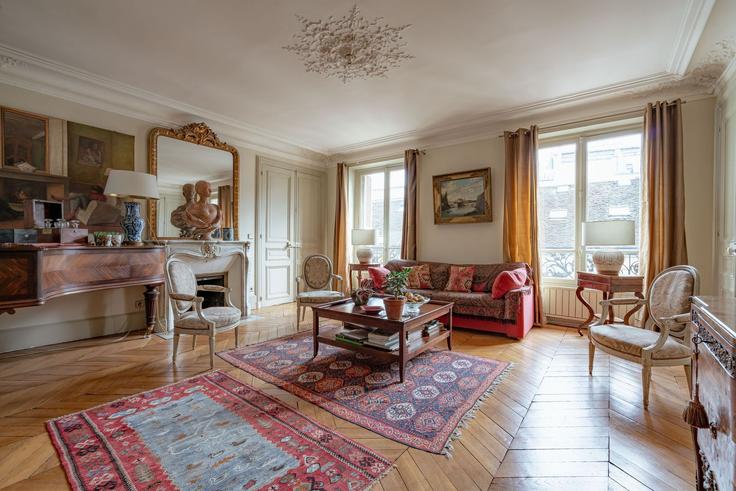 Elegant gestaltetes Wohnzimmer mit moderner Einrichtung in einer Wohnung im Building Rue du Cherche-Midi - veeve - 1516238 in 6th arrondissement, Paris