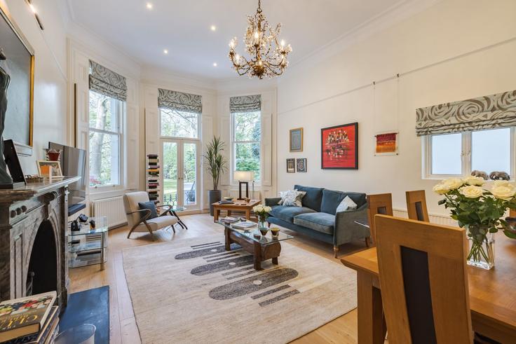 Elegante sala de estar con mobiliario moderno en un apartamento en Building Cornwall Gardens - veeve - 1520554 en Royal Borough of Kensington and Chelsea, London