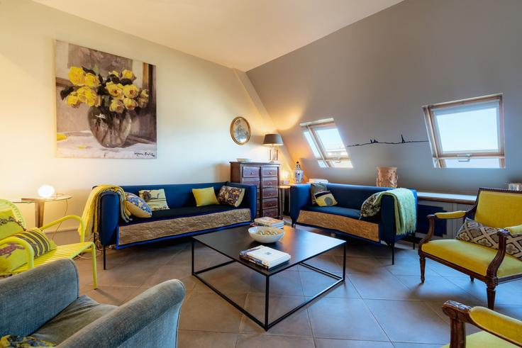 Elegantly designed living room with modern furnishings in an apartment at Building Avenue George V - veeve - 1534552 in 8th arrondissement, Paris