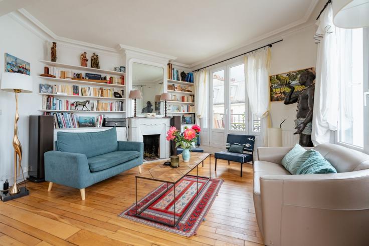 Paris 15th arrondissementのBuilding Rue Daniel Stern - veeve - 1542695のアパートメントにある、モダンな家具を備えたエレガントなデザインのリビングルーム Paris 15th arrondissementのBuilding Rue Daniel Stern - veeve - 1542695のアパートメントにある、モダンな家具を備えたエレガントなデザインのリビングルーム