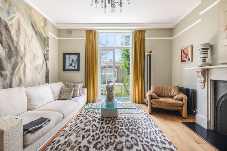 Salle de séjour élégante avec mobilier moderne dans un appartement à Building Brondesbury Villas - veeve - 1648377 à London Borough of Brent, London