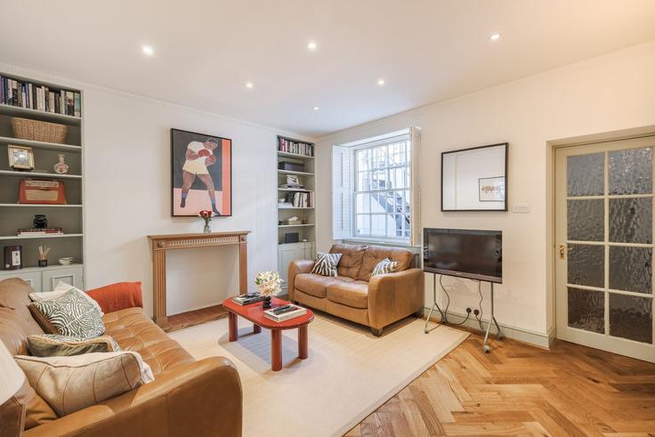 Elegant gestaltetes Wohnzimmer mit moderner Einrichtung in einer Wohnung im Building Sydney Street - veeve - 1585444 in Royal Borough of Kensington and Chelsea, London Elegant gestaltetes Wohnzimmer mit moderner Einrichtung in einer Wohnung im Building Sydney Street - veeve - 1585444 in Royal Borough of Kensington and Chelsea, London