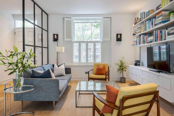 Sala de estar elegantemente projetada com móveis modernos em um apartamento no Building Westbridge Road - veeve - 1631895 em London Borough of Wandsworth, London Sala de estar elegantemente projetada com móveis modernos em um apartamento no Building Westbridge Road - veeve - 1631895 em London Borough of Wandsworth, London