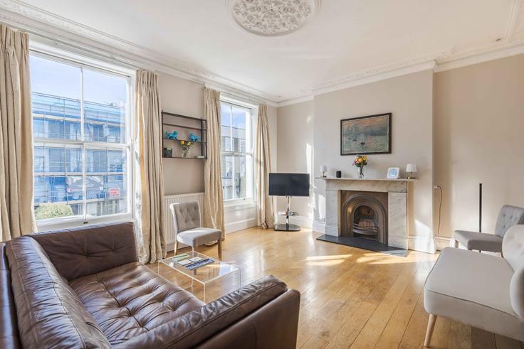 Elegante sala de estar con mobiliario moderno en un apartamento en Building Stanlake Road - veeve - 1644561 en London Borough of Hammersmith and Fulham, London