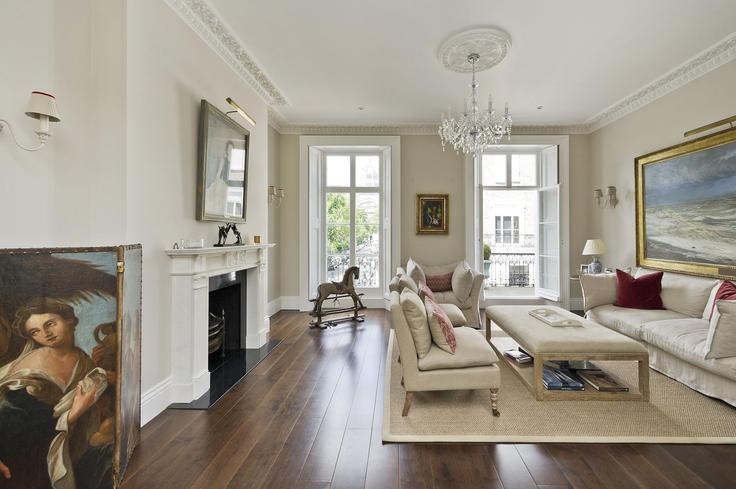 Elegant gestaltetes Wohnzimmer mit moderner Einrichtung in einer Wohnung im Building Thurloe Place - veeve - 1325004 in Royal Borough of Kensington and Chelsea, London