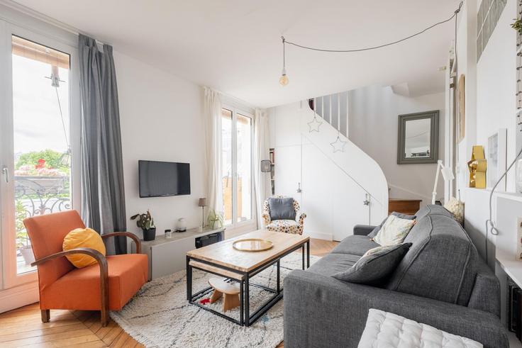 Sala de estar elegantemente projetada com móveis modernos em um apartamento no Building Rue Germaine de Staël - veeve - 1281193 - PAR em 15th arrondissement, Paris