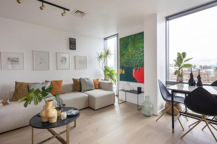 Elegante sala de estar con mobiliario moderno en un apartamento en Building City Road - veeve - 1344955 en London Borough of Islington, London Elegante sala de estar con mobiliario moderno en un apartamento en Building City Road - veeve - 1344955 en London Borough of Islington, London