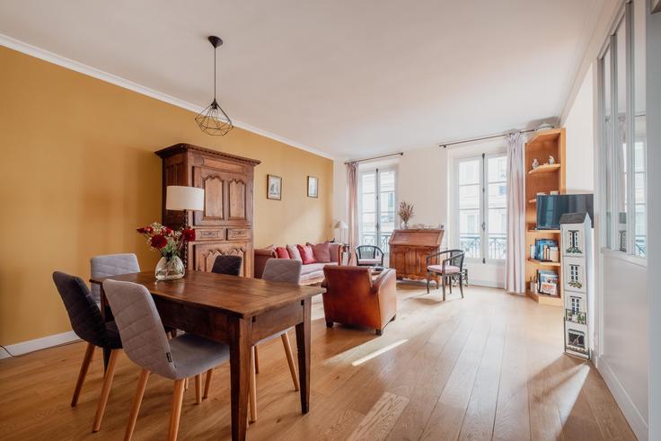 Paris 2nd arrondissementのBuilding Rue Vivienne - veeve - 401198 - PARのアパートにある、ダイニングテーブルとスタイリッシュな椅子 Paris 2nd arrondissementのBuilding Rue Vivienne - veeve - 401198 - PARのアパートにある、ダイニングテーブルとスタイリッシュな椅子
