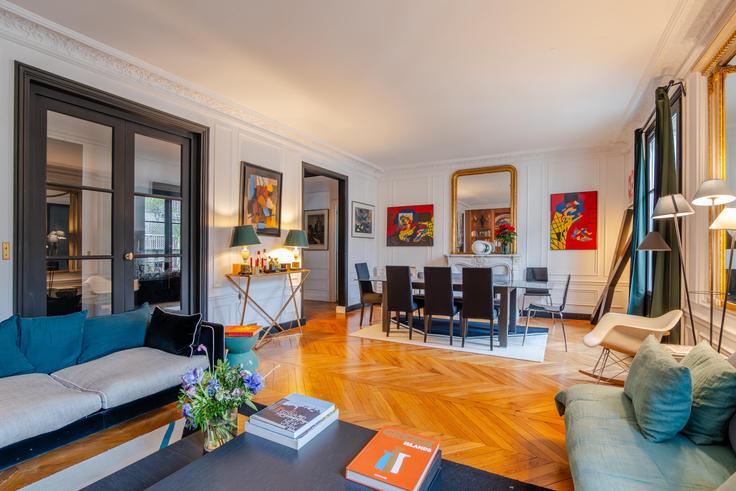 Sala de estar elegantemente projetada com móveis modernos em um apartamento no Building Rue du Ranelagh - veeve - 573456 - PAR em 16th arrondissement, Paris