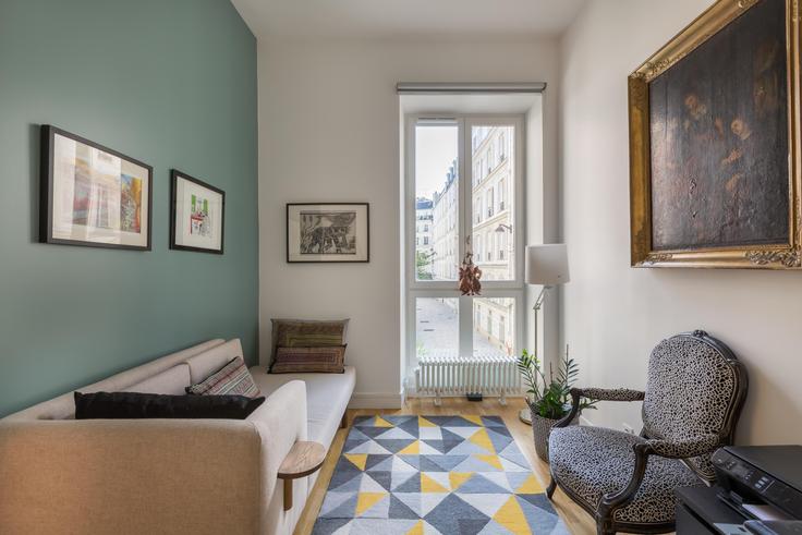 Salle de séjour élégante avec mobilier moderne dans un appartement à Building Rue Henner - veeve - 398107 - PAR à 9th arrondissement, Paris