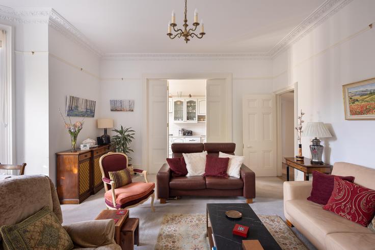 Building Lingfield Road - veeve - 404752 - LON adresindeki bir dairede modern mobilyalarla zarif bir şekilde tasarlanmış oturma odası London Borough of Merton, London