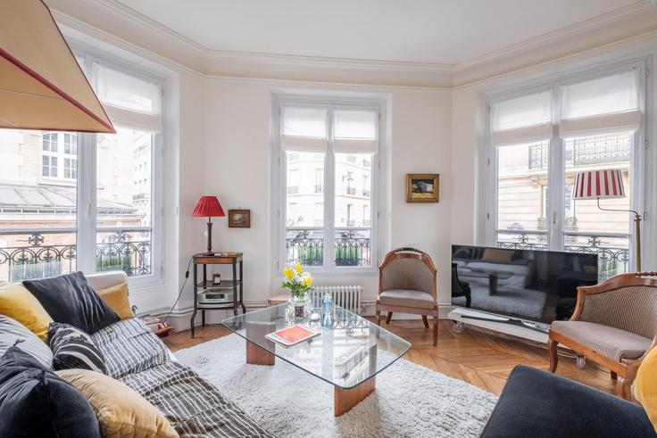 Sala de estar elegantemente projetada com móveis modernos em um apartamento no Building Rue des Volontaires - veeve - 1013988 - PAR em 15th arrondissement, Paris Sala de estar elegantemente projetada com móveis modernos em um apartamento no Building Rue des Volontaires - veeve - 1013988 - PAR em 15th arrondissement, Paris