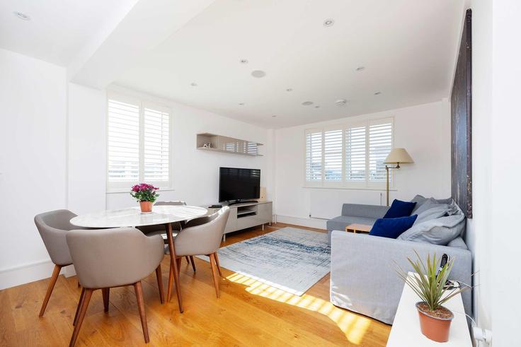 Salle de séjour élégante avec mobilier moderne dans un appartement à Building Sussex Street - veeve - 1017460 - LON à City of Westminster, London