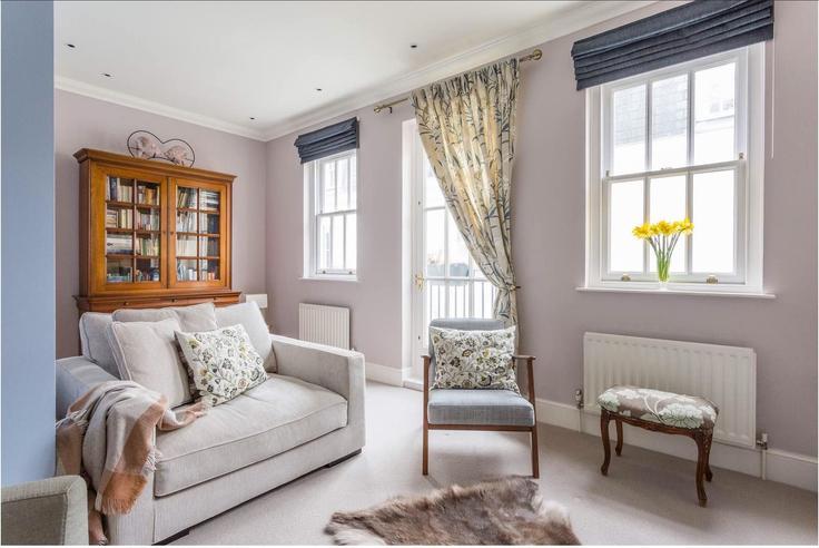 Elegante sala de estar con mobiliario moderno en un apartamento en Building Wetherby Mews - veeve - 1287270 - LON en Royal Borough of Kensington and Chelsea, London Elegante sala de estar con mobiliario moderno en un apartamento en Building Wetherby Mews - veeve - 1287270 - LON en Royal Borough of Kensington and Chelsea, London