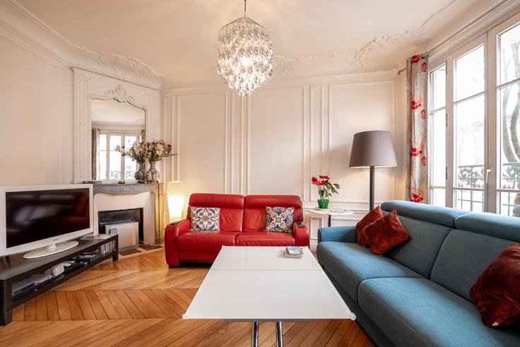 Paris 15th arrondissementのBuilding Rue Firmin Gillot - veeve - 397755 - PARのアパートメントにある、モダンな家具を備えたエレガントなデザインのリビングルーム
