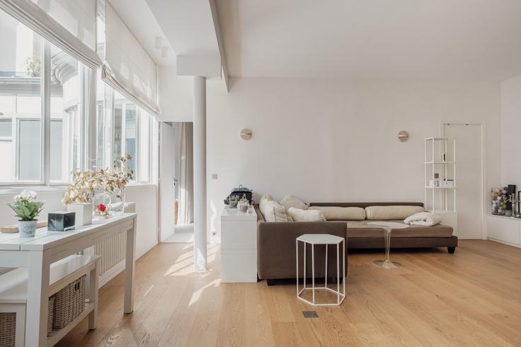 Sala de estar elegantemente projetada com móveis modernos em um apartamento no Building Rue Vavin - veeve - 397655 - PAR em 6th arrondissement, Paris