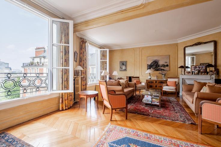 Building Avenue de la Bourdonnais - veeve - 397354 - PAR adresindeki bir dairede modern mobilyalarla zarif bir şekilde tasarlanmış oturma odası 7th arrondissement, Paris Building Avenue de la Bourdonnais - veeve - 397354 - PAR adresindeki bir dairede modern mobilyalarla zarif bir şekilde tasarlanmış oturma odası 7th arrondissement, Paris