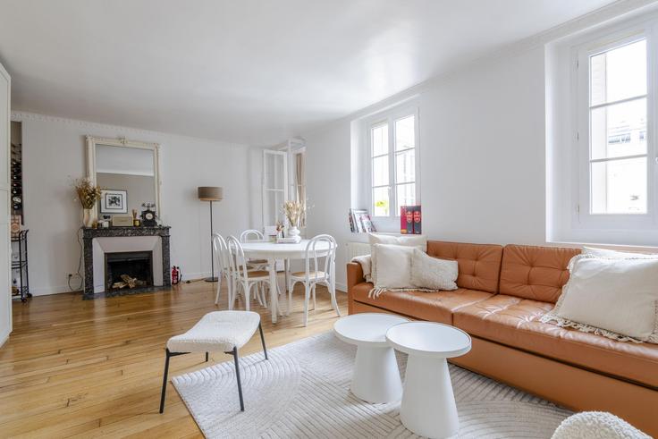 1st arrondissement, Paris에 위치한 Building Rue Saint Denis - veeve - 1281161 - PAR 아파트의 세련된 인테리어가 돋보이는 거실 1st arrondissement, Paris에 위치한 Building Rue Saint Denis - veeve - 1281161 - PAR 아파트의 세련된 인테리어가 돋보이는 거실