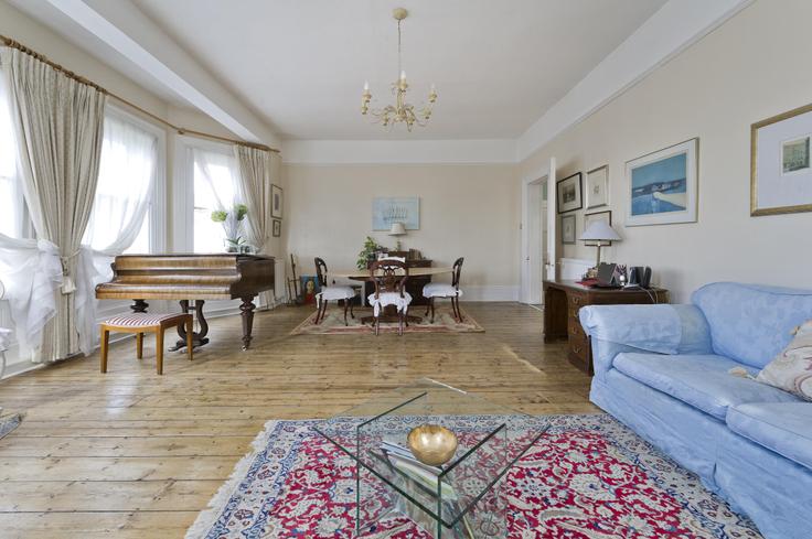 Elegante sala de estar con mobiliario moderno en un apartamento en Building Warwick Road - veeve - 398092 - LON en Royal Borough of Kensington and Chelsea, London