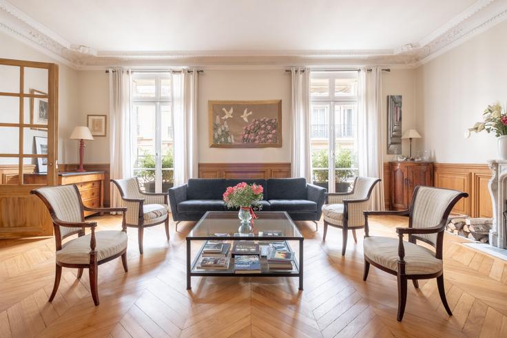 16th arrondissement, Paris에 위치한 Building Rue de Siam - veeve - 403845 - PAR 유닛의 세련된 인테리어가 돋보이는 거실 16th arrondissement, Paris에 위치한 Building Rue de Siam - veeve - 403845 - PAR 유닛의 세련된 인테리어가 돋보이는 거실