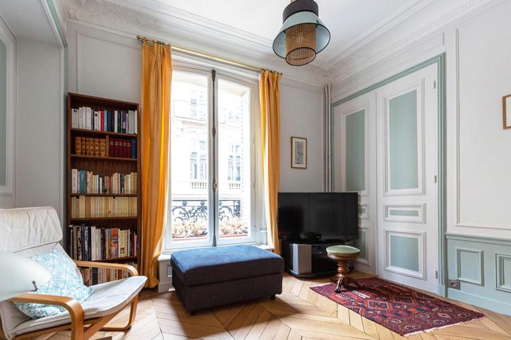 9th arrondissement, Paris에 위치한 Building Rue Catherine de la Rochefoucauld - veeve - 398437 - PAR 아파트의 세련된 인테리어가 돋보이는 거실 9th arrondissement, Paris에 위치한 Building Rue Catherine de la Rochefoucauld - veeve - 398437 - PAR 아파트의 세련된 인테리어가 돋보이는 거실