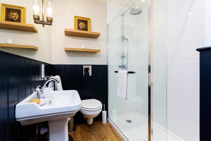 London Borough of Hammersmith and Fulham, London의 Building Sinclair Gardens - veeve - 397628 - LON에 위치한 세련되고 감각적으로 디자인된 욕실