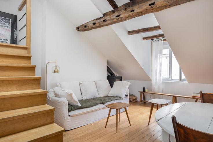 Sala de estar elegantemente projetada com móveis modernos em um apartamento no Building Rue des Petites Écuries - veeve - 397473 - PAR em 10th arrondissement, Paris
