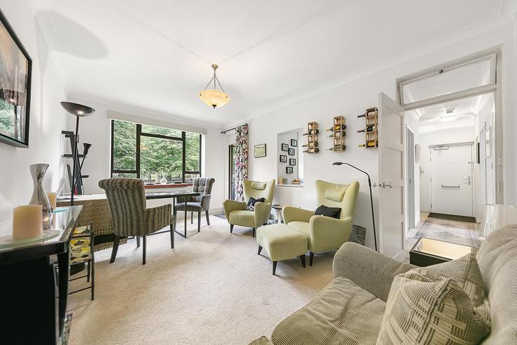 Elegante sala de estar con mobiliario moderno en un apartamento en Building Farringdon Road - veeve - 397254 - LON en London Borough of Islington, London
