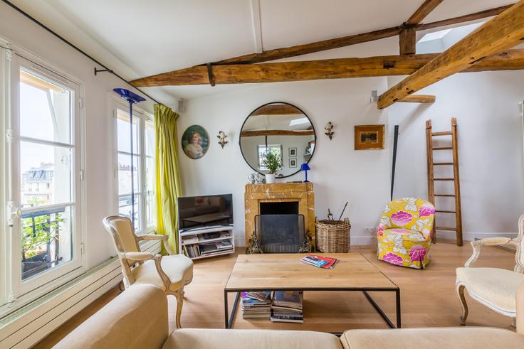 Sala de estar elegantemente projetada com móveis modernos em um apartamento no Building Rue de la Corderie - veeve - 397779 - PAR em 3rd arrondissement, Paris