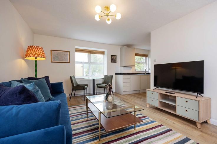 Sala de estar elegantemente projetada com móveis modernos em um apartamento no Building Barker Drive - veeve - 1281149 - LON em London Borough of Camden, London Sala de estar elegantemente projetada com móveis modernos em um apartamento no Building Barker Drive - veeve - 1281149 - LON em London Borough of Camden, London