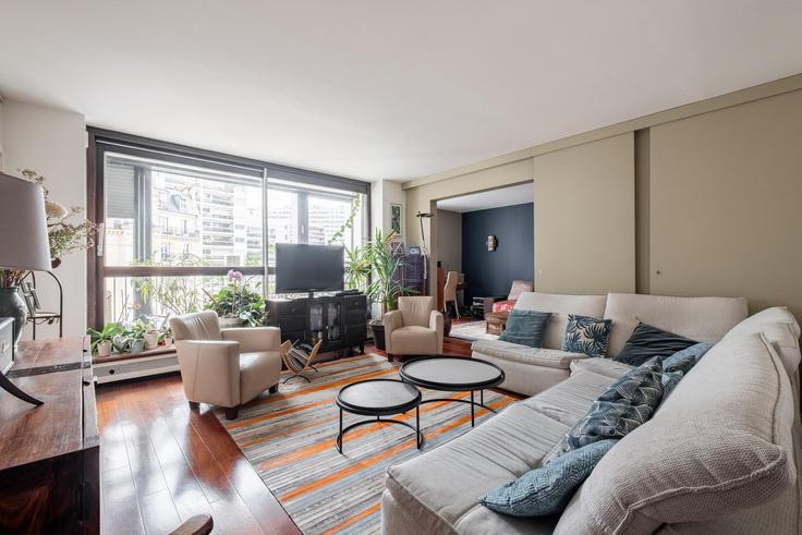 15th arrondissement, Paris에 위치한 Building Avenue Félix Faure - veeve - 1013987 - PAR 아파트의 세련된 인테리어가 돋보이는 거실 15th arrondissement, Paris에 위치한 Building Avenue Félix Faure - veeve - 1013987 - PAR 아파트의 세련된 인테리어가 돋보이는 거실