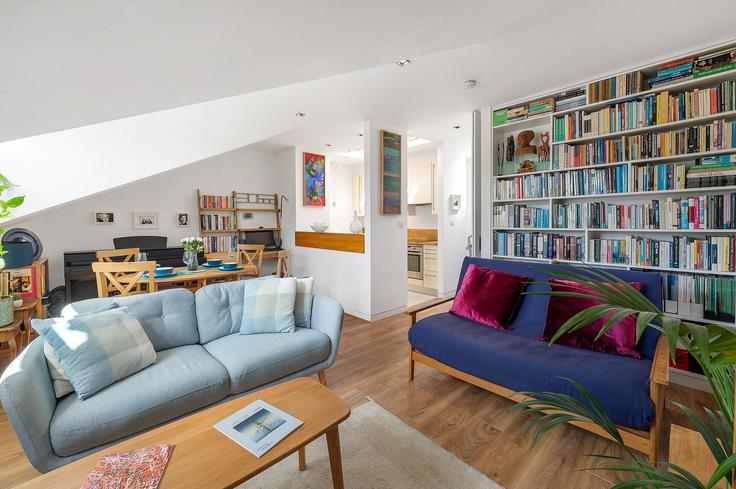 Sala de estar elegantemente projetada com móveis modernos em um apartamento no Building Gloucester Avenue - veeve - 1363953 em London Borough of Camden, London