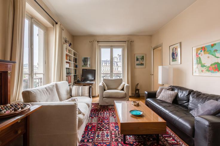 4th arrondissement, Paris에 위치한 Building Quai aux Fleurs - veeve - 398480 - PAR 아파트의 세련된 인테리어가 돋보이는 거실 4th arrondissement, Paris에 위치한 Building Quai aux Fleurs - veeve - 398480 - PAR 아파트의 세련된 인테리어가 돋보이는 거실