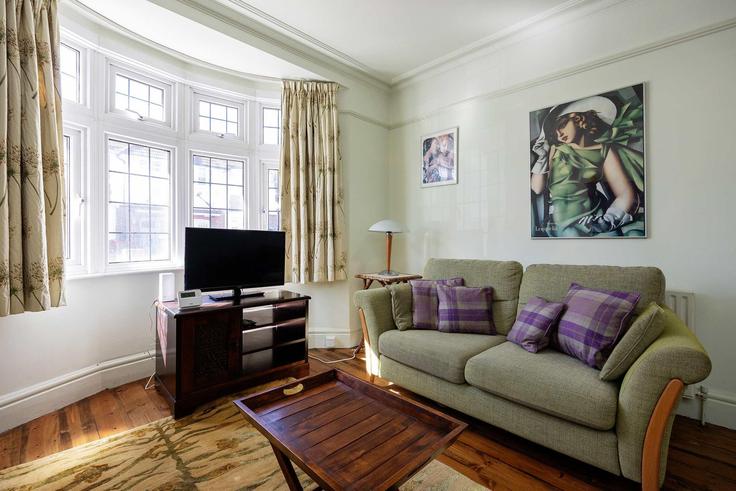 Elegant gestaltetes Wohnzimmer mit moderner Einrichtung in einer Wohnung im Building Bracken Avenue - veeve - 1281147 - LON in London Borough of Wandsworth, London