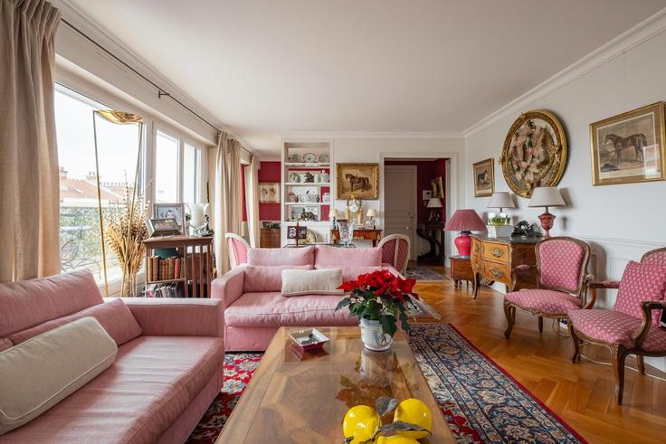 Elegant gestaltetes Wohnzimmer mit moderner Einrichtung in einer Wohnung im Building Rue Paul Bert - veeve - 1011090 - PAR in Boulogne-Billancourt, Boulogne-Billancourt