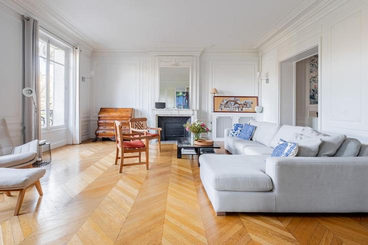Elegante sala de estar con mobiliario moderno en un apartamento en Building Square Mozart - veeve - 1015799 - PAR en 16th arrondissement, Paris