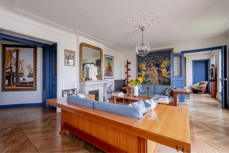 Sala de estar elegantemente projetada com móveis modernos em um apartamento no Building Place du Châtelet - veeve - 397834 - PAR em 4th arrondissement, Paris